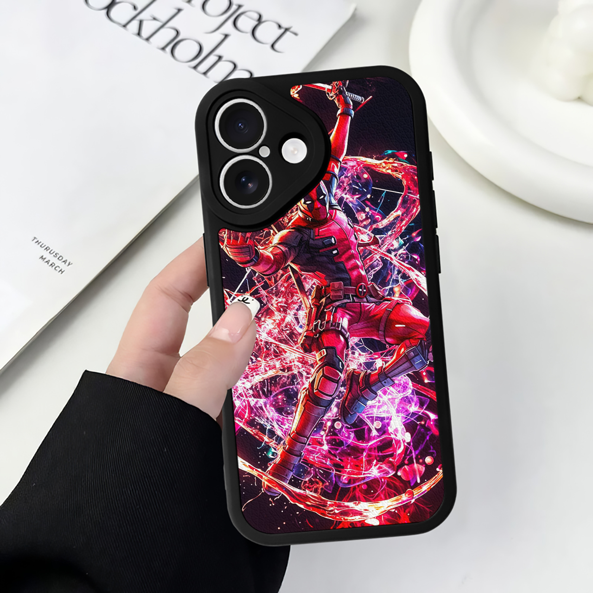（画像用） Deadpool デッドプール 【iPhone 16シリーズ対応】シリコンスマホケース（レザー調） 材質：シリコン
